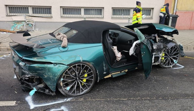 Hal&aacute;los buszmeg&aacute;ll&oacute;s trag&eacute;dia Győrben: &uacute;j r&eacute;szletek a luxus-Aston Martin sofőrj&eacute;ről