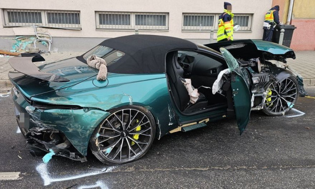 Hal&aacute;los buszmeg&aacute;ll&oacute;s trag&eacute;dia Győrben: &uacute;j r&eacute;szletek a luxus-Aston Martin sofőrj&eacute;ről