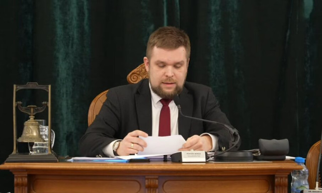 Nem mozd&iacute;tott&aacute;k el Hajt&oacute; P&eacute;tert &ndash; maradhatnak a bizotts&aacute;gi posztjai a győri k&eacute;pviselőnek