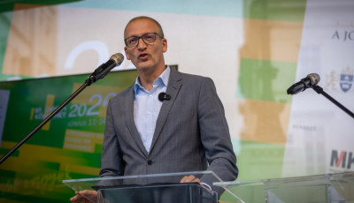 Belengette a k&ouml;nyvf&oacute;li&aacute;z&aacute;s v&eacute;g&eacute;t az idei &Uuml;nnepi K&ouml;nyh&eacute;ten Tarr Zolt&aacute;n