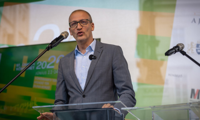 Belengette a k&ouml;nyvf&oacute;li&aacute;z&aacute;s v&eacute;g&eacute;t az idei &Uuml;nnepi K&ouml;nyh&eacute;ten Tarr Zolt&aacute;n