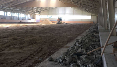 K&eacute;peken, ahogy bel&uuml;lről bontj&aacute;k a k&ouml;zp&eacute;nz milli&aacute;rdokb&oacute;l &eacute;p&iacute;tett l&oacute;wellnest, amely soha nem nyitott meg