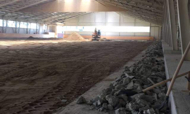 K&eacute;peken, ahogy bel&uuml;lről bontj&aacute;k a k&ouml;zp&eacute;nz milli&aacute;rdokb&oacute;l &eacute;p&iacute;tett l&oacute;wellnest, amely soha nem nyitott meg