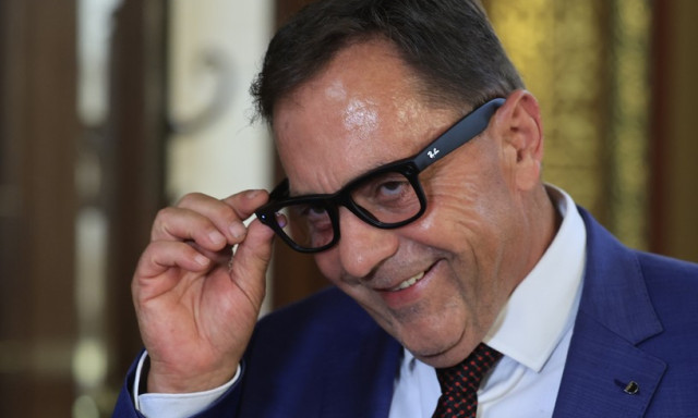 Szintet l&eacute;pett P&oacute;cs J&aacute;nos - H&eacute;tfőn m&aacute;r egy be&eacute;p&iacute;tett kamer&aacute;s Ray-Ban Meta szem&uuml;vegben &uuml;lt be a Parlamentbe