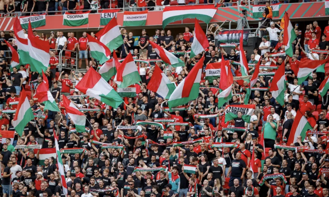 Gy&aacute;sz Mezey Gy&ouml;rgy eml&eacute;k&eacute;re fekete karszalagban l&eacute;p p&aacute;ly&aacute;ra a v&aacute;logatott szombaton