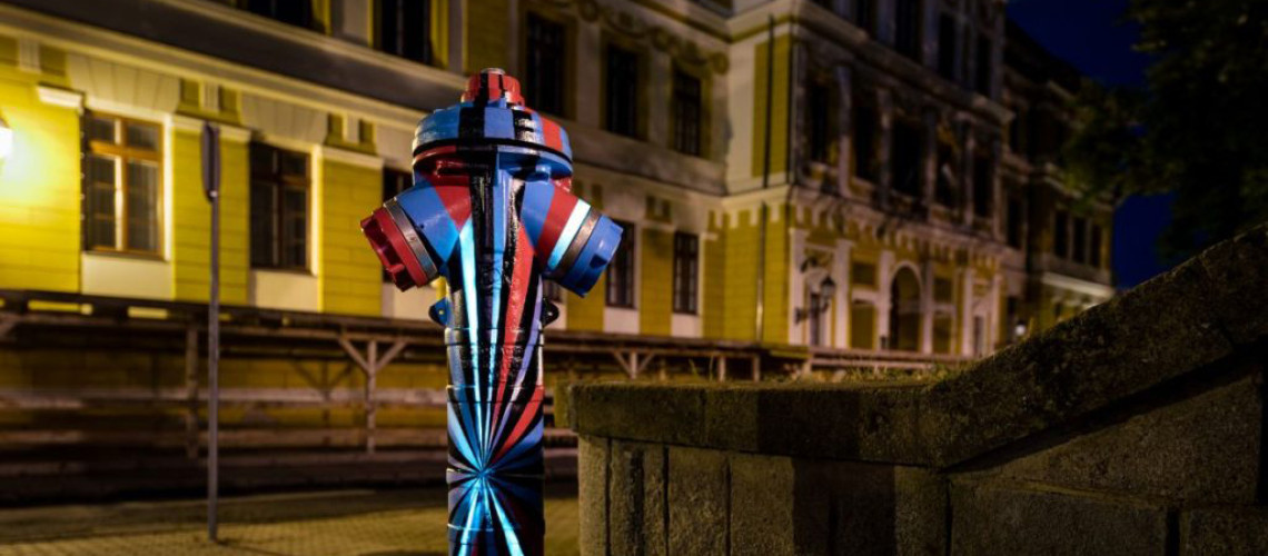 Ez a megyesz&eacute;khely festett tűzcsapokkal dobja fel a mindennapokat