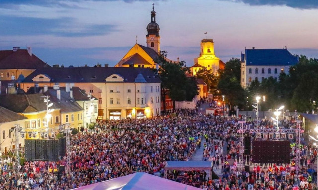 &Aacute;kos koncertje z&aacute;rja a nyarat Győrben