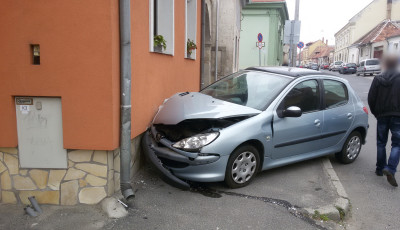 H&aacute;zfalnak &uuml;tk&ouml;z&ouml;tt egy szem&eacute;lyaut&oacute; vas&aacute;rnap d&eacute;lelőtt Sopronban