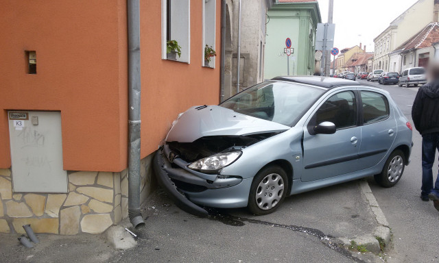 H&aacute;zfalnak &uuml;tk&ouml;z&ouml;tt egy szem&eacute;lyaut&oacute; vas&aacute;rnap d&eacute;lelőtt Sopronban