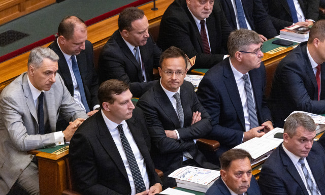 A mand&aacute;tum-korl&aacute;toz&aacute;ssal a Fidesz a frakci&oacute;ja k&ouml;zel fel&eacute;t elvesz&iacute;ten&eacute;