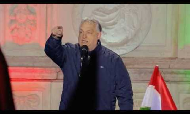 P&aacute;nc&eacute;lozott aut&oacute;ra v&aacute;ltott Orb&aacute;n az orsz&aacute;gj&aacute;r&aacute;s k&ouml;zep&eacute;n