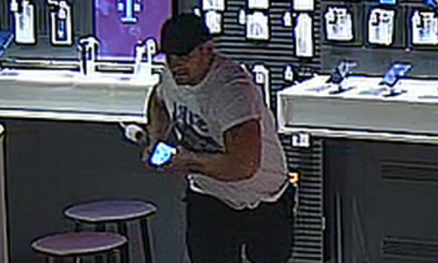 FELH&Iacute;V&Aacute;S! Telefont lopott egy győri &uuml;zletből, a rendőr&ouml;k a lakoss&aacute;g seg&iacute;ts&eacute;g&eacute;t k&eacute;rik a beazonos&iacute;t&aacute;shoz