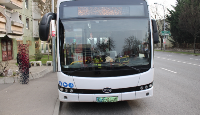 Bef&eacute;kezett a busz előtt, kiesett egy kisgyermek a babakocsisb&oacute;l - a rendőrs&eacute;g keresi a cserbenhagy&oacute;t