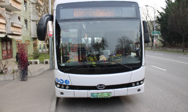 Bef&eacute;kezett a busz előtt, kiesett egy kisgyermek a babakocsisb&oacute;l - a rendőrs&eacute;g keresi a cserbenhagy&oacute;t