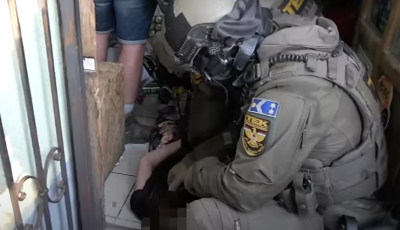 K&eacute;ssel t&aacute;madt apj&aacute;ra, nagymam&aacute;j&aacute;ra &eacute;s a j&aacute;r&oacute;kelőkre egy 19 &eacute;ves nő, mert eltiltott&aacute;k a d&iacute;ler&eacute;től