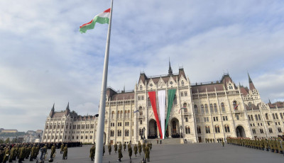 D&ouml;nt&ouml;tt a Nemzeti V&aacute;laszt&aacute;si Iroda: Magyarorsz&aacute;g nem lehet kir&aacute;lys&aacute;g