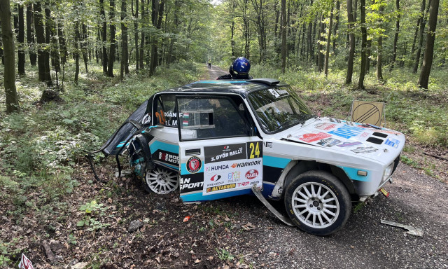 S&uacute;lyos baleset t&ouml;rt&eacute;nt a Győr Rallyn - H&aacute;rom embert k&oacute;rh&aacute;zba sz&aacute;ll&iacute;tottak