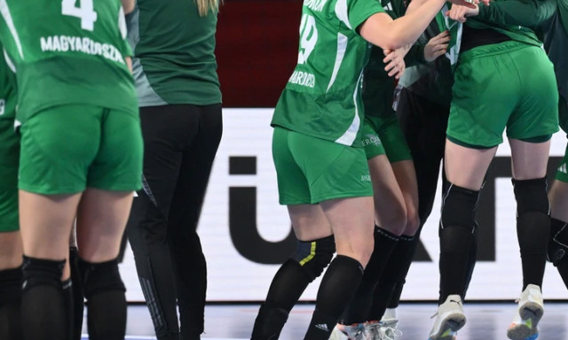 A k&ouml;lt&ouml;z&eacute;s sem &aacute;ll&iacute;totta meg a zakkant f&eacute;rfit: tov&aacute;bb zaklatta a győri k&eacute;zilabd&aacute;z&oacute;kat