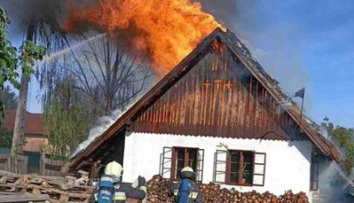 N&aacute;dfedeles lak&oacute;h&aacute;z tetőszerkezete &eacute;gett Lajosmizs&eacute;n