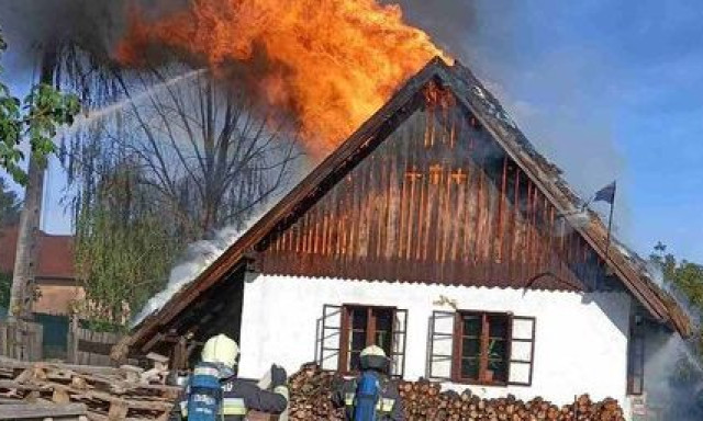 N&aacute;dfedeles lak&oacute;h&aacute;z tetőszerkezete &eacute;gett Lajosmizs&eacute;n