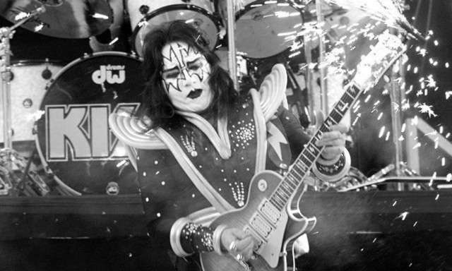 Gy&aacute;szol a rockvil&aacute;g - Elhunyt Ace Frehley, a KISS t&aacute;rsalap&iacute;t&oacute;ja