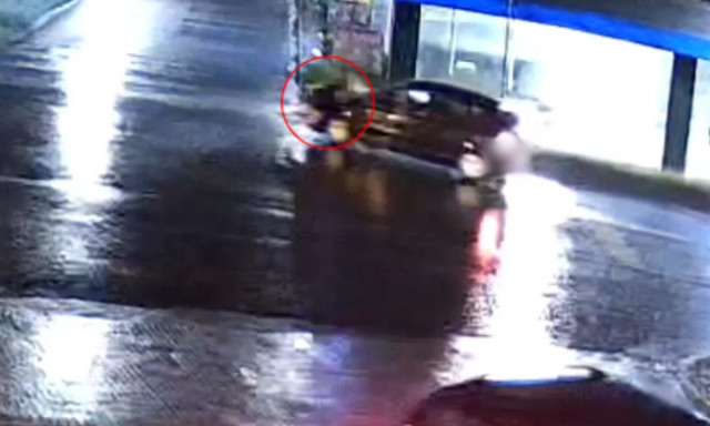 Bep&ouml;ccent hogy be&aacute;llt el&eacute; a drive-ba, megkocsik&aacute;ztatta kicsit a motorh&aacute;ztetőn