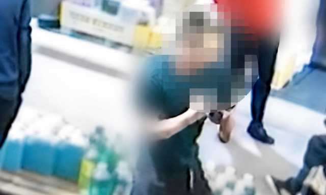 R&eacute;szegen őrj&ouml;ng&ouml;tt a csornai benzink&uacute;ton, &ouml;k&ouml;llel verte a shop &uuml;veg&eacute;t - VIDE&Oacute;