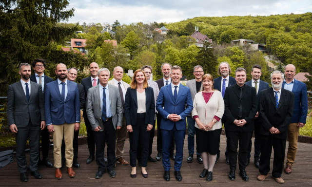 A győri R&eacute;vai igazgat&oacute;ja is egyeztetett: &iacute;gy alak&iacute;tan&aacute; &aacute;t az oktat&aacute;st Magyar P&eacute;ter