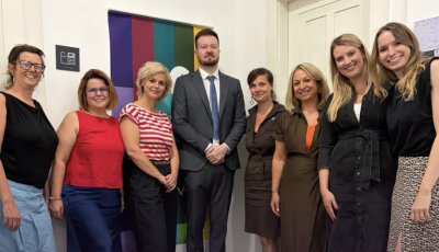 Szabó Bence átadta a neki gyűjtött adományokat a Hintalovon Alapítványnak