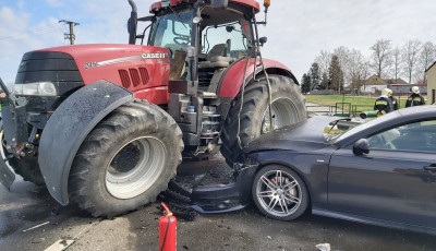 Traktor &eacute;s szem&eacute;lyaut&oacute; &uuml;tk&ouml;z&ouml;tt a 85-&ouml;s fő&uacute;ton Veszk&eacute;ny k&ouml;zel&eacute;ben