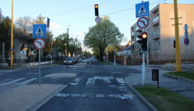 Piroson &aacute;thajtva el&uuml;t&ouml;tt egy gyalogost, majd elhajtott