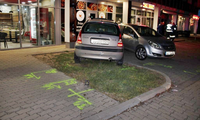 Any&oacute;s&uuml;l&eacute;sre borulva aludt el az ittas sofőr - Az aut&oacute; pedig &ouml;n&aacute;ll&oacute; &eacute;letre kelt