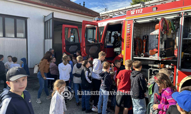 Gyerekek lept&eacute;k el a kapuv&aacute;ri tűzolt&oacute;s&aacute;got - GAL&Eacute;RIA