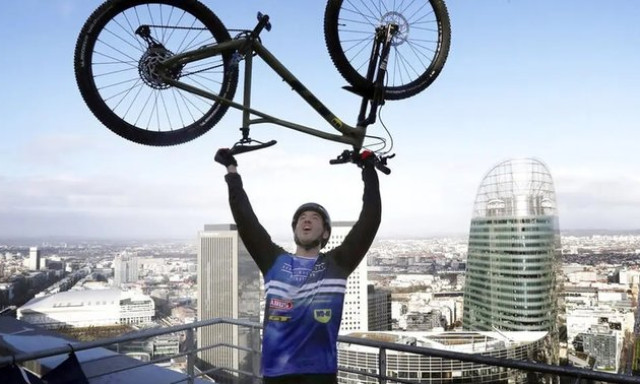 Vil&aacute;grekord - Bring&aacute;val &quot;m&aacute;szta&quot; meg az Eiffel-tornyot egy francia sportol&oacute;