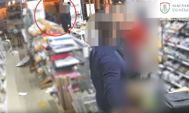 &Ouml;sszet&ouml;rte egy bolt berendez&eacute;s&eacute;t