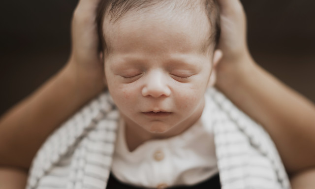 Majdnem meg&ouml;lte k&eacute;t hetes kisl&aacute;ny&aacute;t, maradand&oacute; fogyat&eacute;koss&aacute;got okozott a picinek