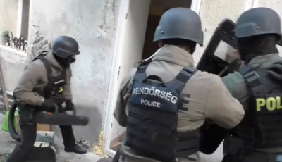 Apa&ndash;fia fűbiznisz Sopronban: 350 grammot, k&ouml;zel 4 milli&oacute;t, &eacute;s egy gumil&ouml;ved&eacute;kes fegyvert foglaltak le