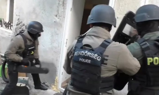 Apa&ndash;fia fűbiznisz Sopronban: 350 grammot, k&ouml;zel 4 milli&oacute;t, &eacute;s egy gumil&ouml;ved&eacute;kes fegyvert foglaltak le