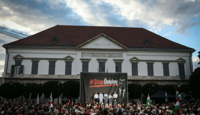Már délután magyarázkodtak a fideszesek, miért nem lesz tömeg: tüntettek a Sándor-palota előtt