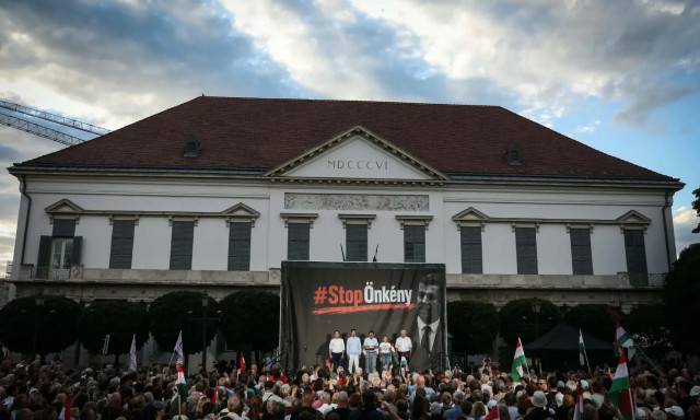 M&aacute;r d&eacute;lut&aacute;n magyar&aacute;zkodtak a fideszesek, mi&eacute;rt nem lesz t&ouml;meg: t&uuml;ntettek a S&aacute;ndor-palota előtt