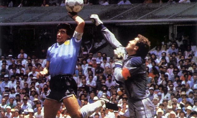 &Aacute;rver&eacute;sre ker&uuml;l Maradona legend&aacute;s &bdquo;Isten keze&rdquo; labd&aacute;ja