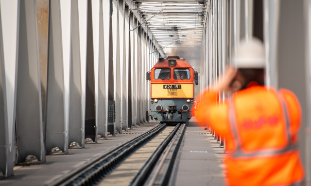 Tizenegy vas&uacute;t&aacute;llom&aacute;st alak&iacute;tanak &aacute;t katonai c&eacute;l&uacute; haszn&aacute;latra a Dun&aacute;nt&uacute;lon