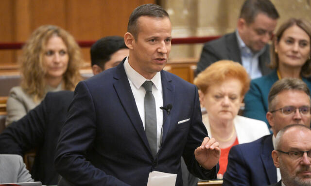 &bdquo;Ne menek&uuml;lj&eacute;l gy&aacute;va, undor&iacute;t&oacute; f&eacute;regk&eacute;nt&rdquo; - Egy h&eacute;tre kitiltott&aacute;k Toroczkait a parlamentből