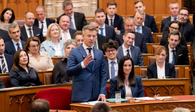 Itt a Tisza k&ouml;lts&eacute;gcs&ouml;kkent&eacute;si javaslatcsomagja: majdnem fel&eacute;re v&aacute;gj&aacute;k a politikusi fizet&eacute;st