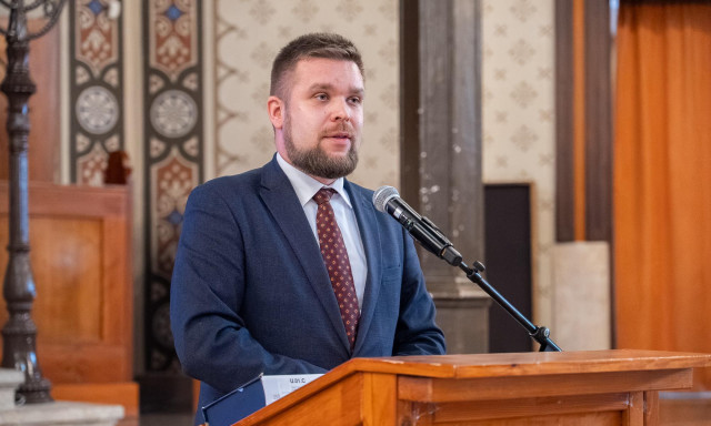 Pint&eacute;r Bence: Győrben z&aacute;r be elősz&ouml;r a propagand&aacute;v&aacute; sil&aacute;ny&iacute;tott k&ouml;zm&eacute;dia