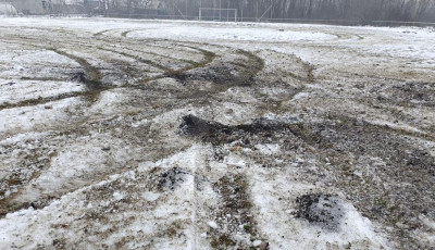 Driftp&aacute;ly&aacute;nak n&eacute;zt&eacute;k Barbacson a focip&aacute;ly&aacute;t: aut&oacute;val sz&aacute;ntott&aacute;k fel a havas gyepet