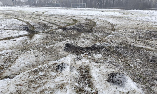 Driftp&aacute;ly&aacute;nak n&eacute;zt&eacute;k Barbacson a focip&aacute;ly&aacute;t: aut&oacute;val sz&aacute;ntott&aacute;k fel a havas gyepet