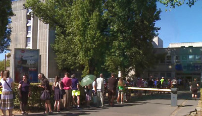 Győrben a tűző napon &aacute;lltak sorba a betegek, hogy vizsg&aacute;latra időpontot kapjanak