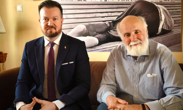 Szab&oacute; Bence Iv&aacute;nyi G&aacute;bor&eacute;knak adta a neki &ouml;sszegyűjt&ouml;tt 280 milli&oacute; forint egy r&eacute;sz&eacute;t