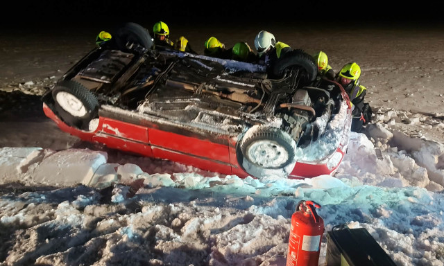 Megcs&uacute;szott az &uacute;ttesten &eacute;s &aacute;rokba hajtott egy aut&oacute; a 86-os sz&aacute;m&uacute; fő&uacute;ton